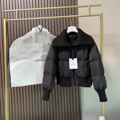 BLACK KNITTED SHAWL PUFFER